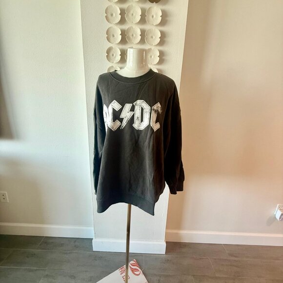 Vintage-Inspired ACDC “Back in Black World Tour” Graphic Sweatshirt – Black / Ov - Picture 3 of 8